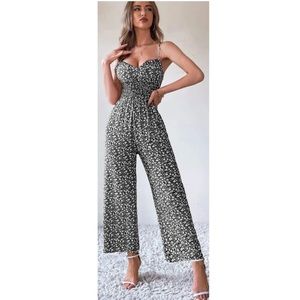 SALE🎈NWOT FLORAL SHIRRED WAIST TIE FRONT JUMPSUIT! NEVER WORN!